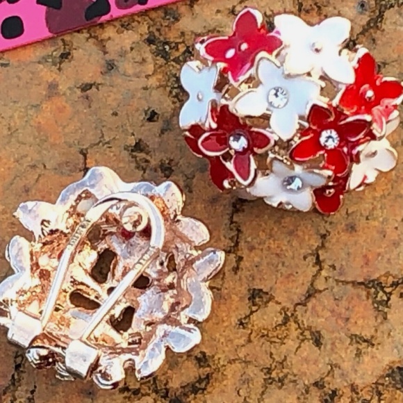 NWT BETSEY JOHNSON Red White Enamel & Rhinestone Flower Cluster Pierced Earrings - Picture 5 of 5